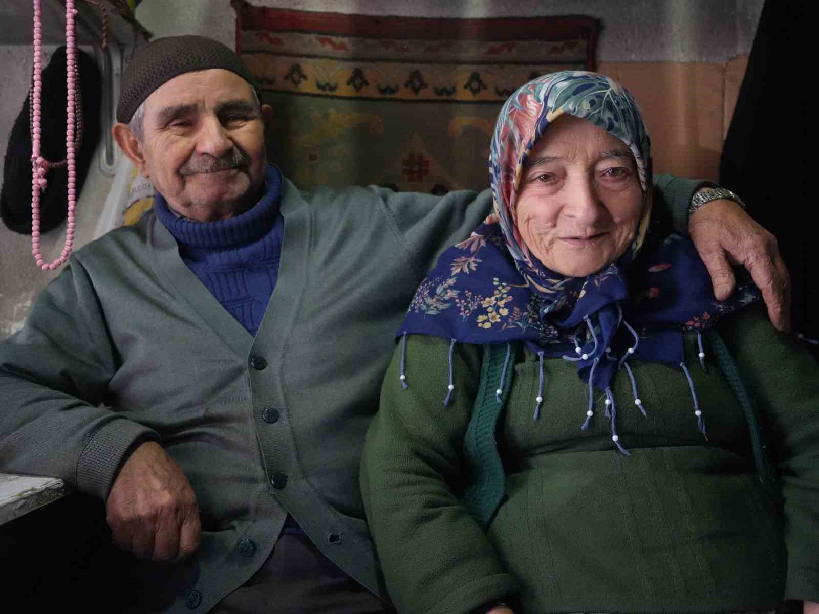 64 yıllık ayakkabı tamircisi, her sabah dükkanını eşiyle açıyor
64 yıllık ayakkabı tamircisi, her sabah dükkanını eşiyle açıyor