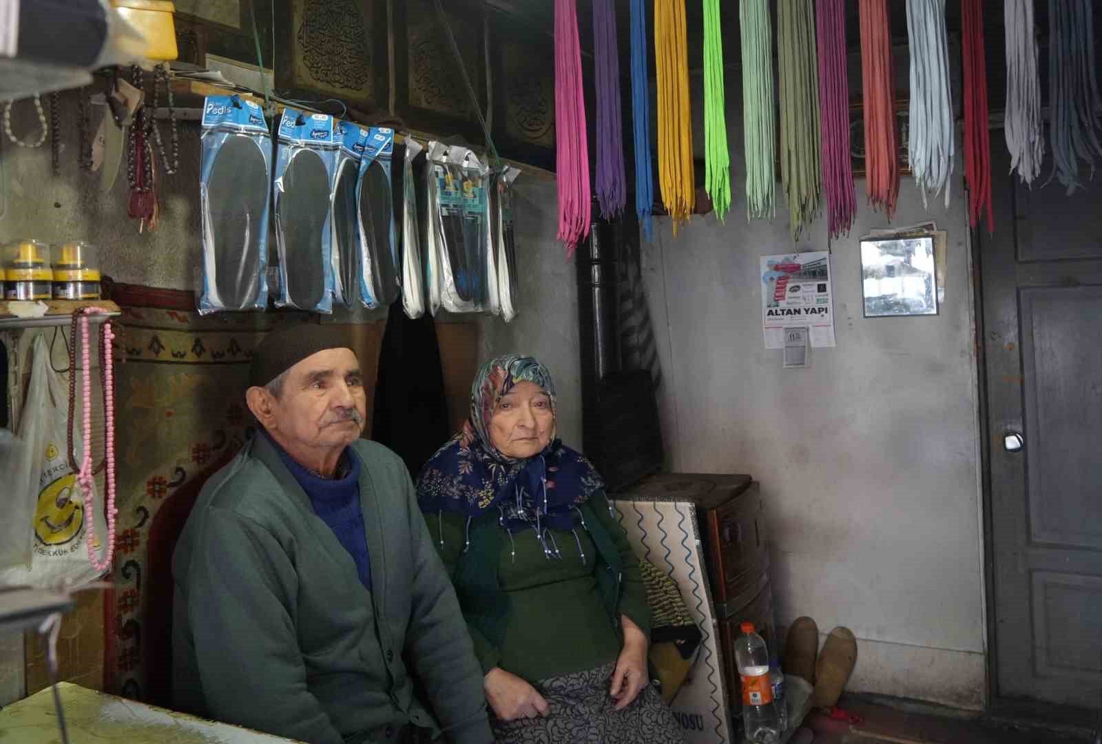 64 yıllık ayakkabı tamircisi, her sabah dükkanını eşiyle açıyor
64 yıllık ayakkabı tamircisi, her sabah dükkanını eşiyle açıyor