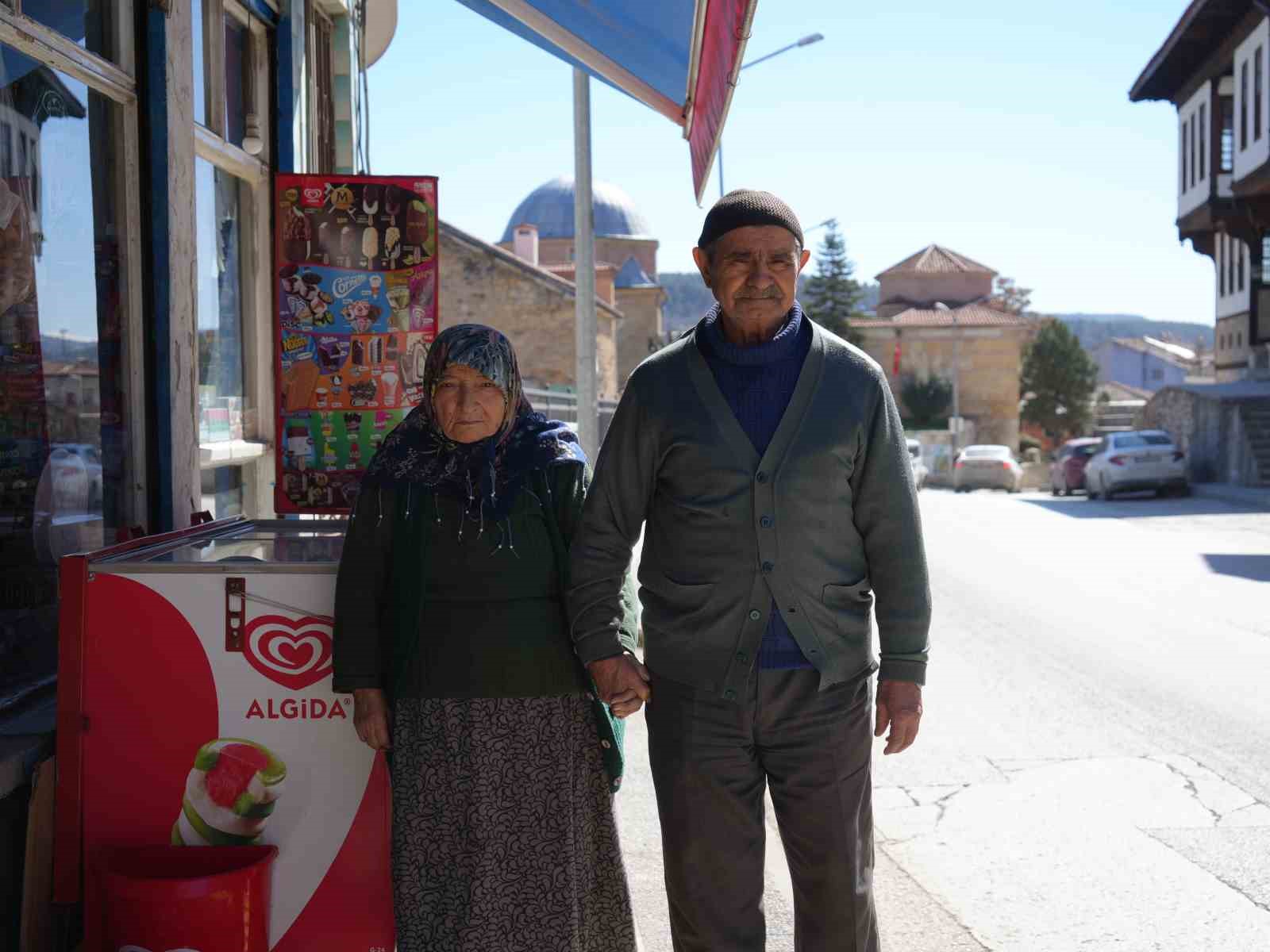 64 yıllık ayakkabı tamircisi, her sabah dükkanını eşiyle açıyor
64 yıllık ayakkabı tamircisi, her sabah dükkanını eşiyle açıyor