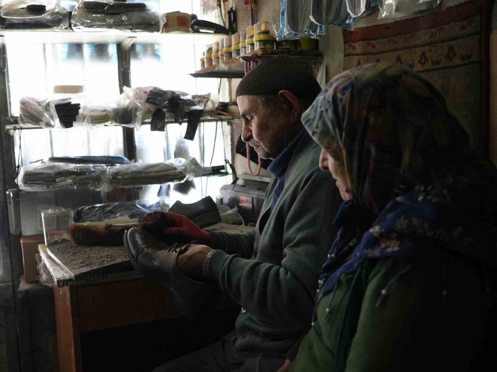 64 yıllık ayakkabı tamircisi, her sabah dükkanını eşiyle açıyor
64 yıllık ayakkabı tamircisi, her sabah dükkanını eşiyle açıyor