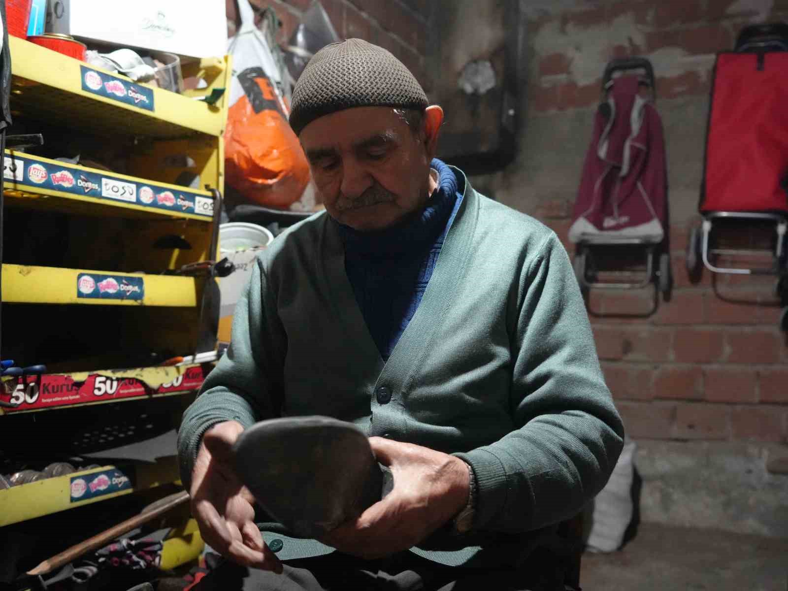 64 yıllık ayakkabı tamircisi, her sabah dükkanını eşiyle açıyor
64 yıllık ayakkabı tamircisi, her sabah dükkanını eşiyle açıyor