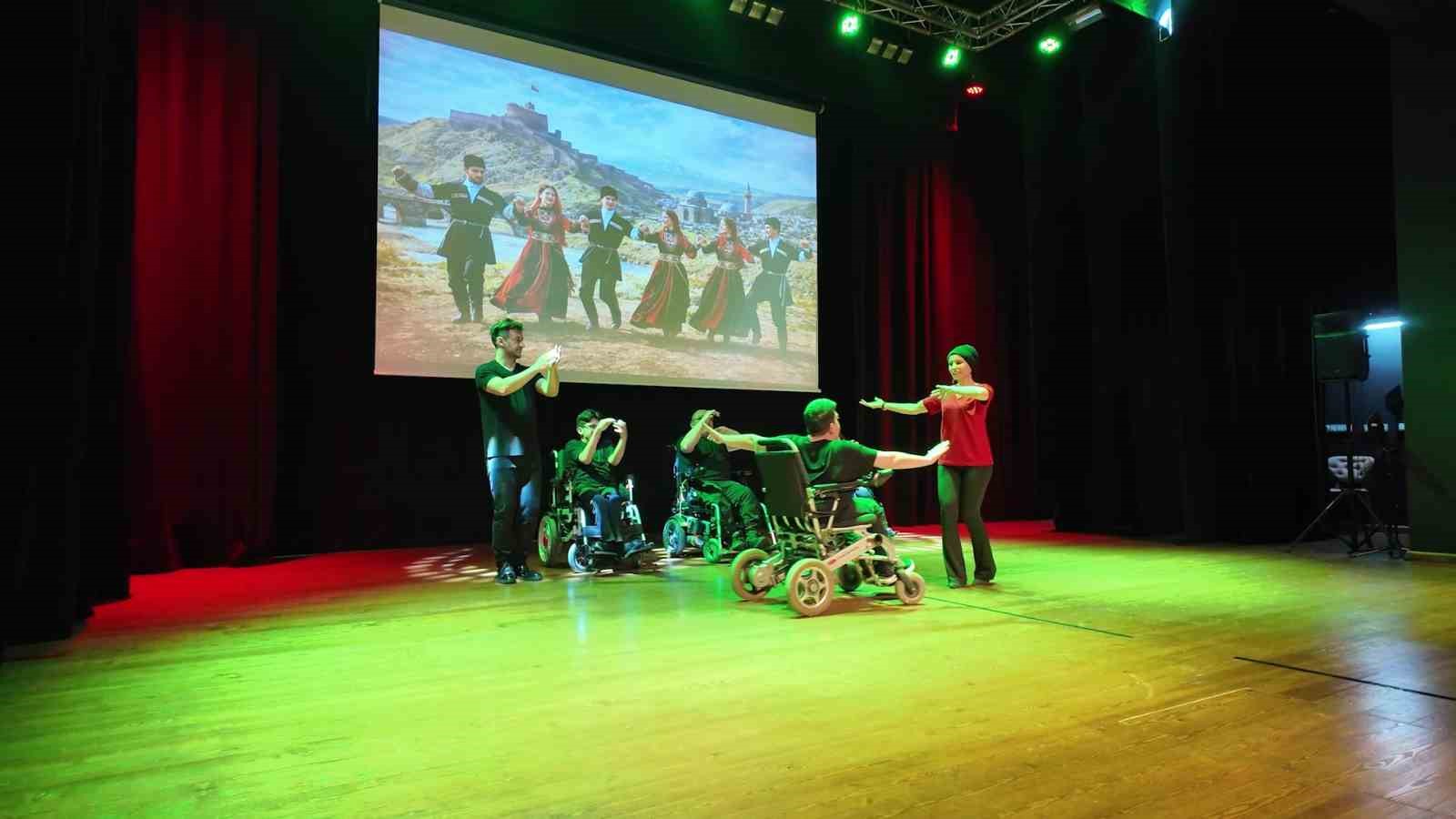 7 ay süren emek, tekerlekli sandalyeli bireylerin dansıyla sahneye taşındı
