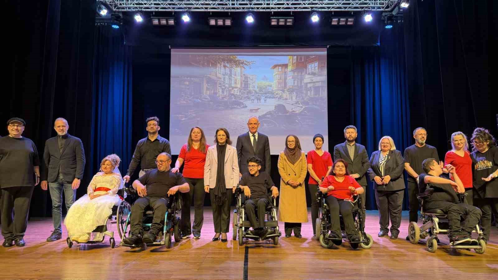 7 ay süren emek, tekerlekli sandalyeli bireylerin dansıyla sahneye taşındı
