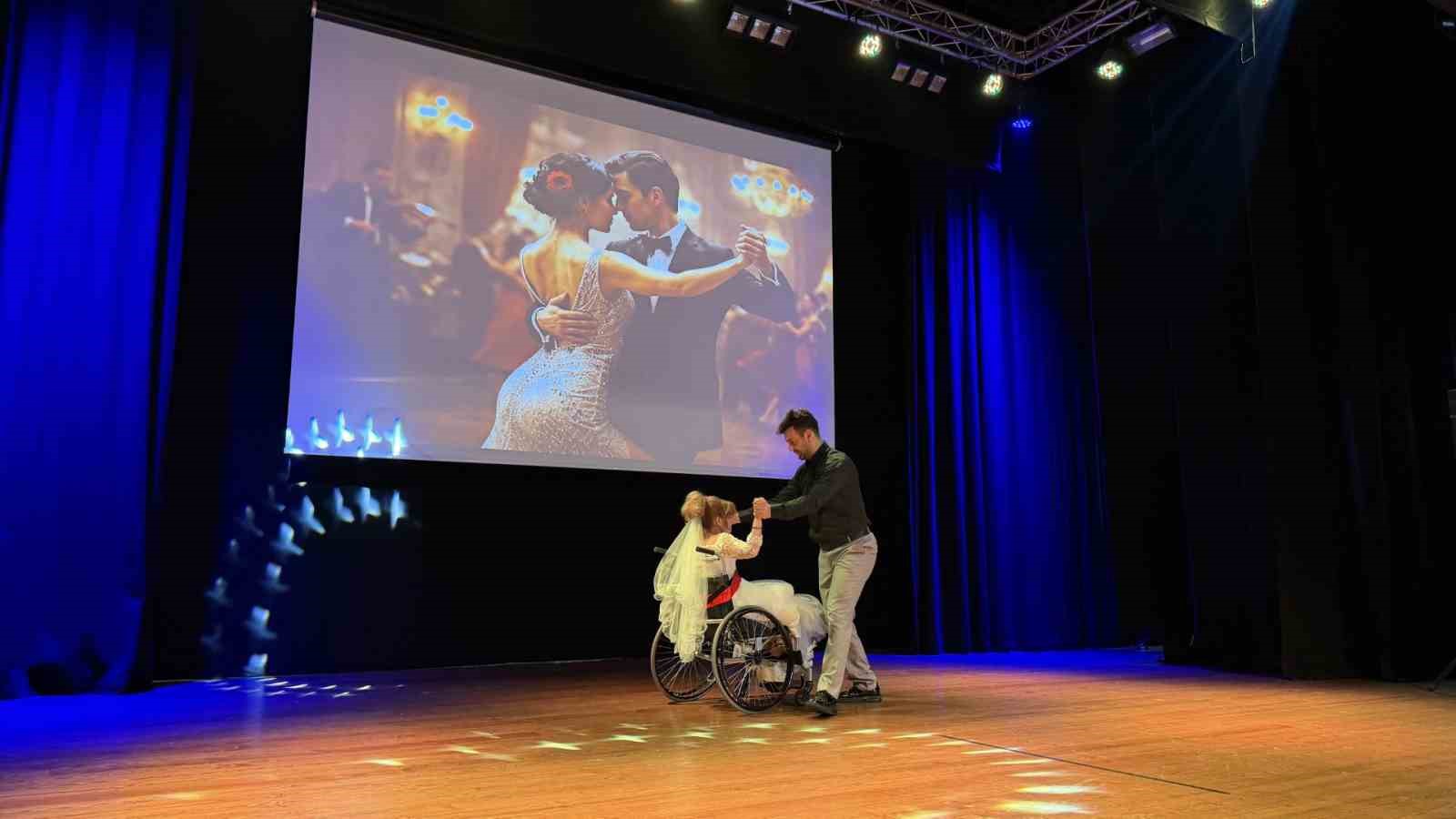 7 ay süren emek, tekerlekli sandalyeli bireylerin dansıyla sahneye taşındı
