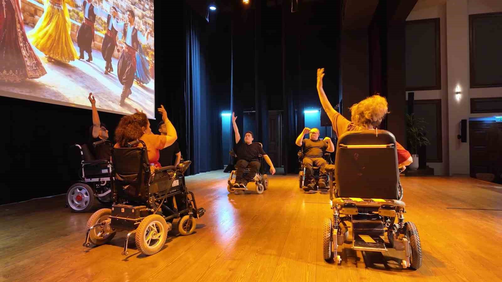 7 ay süren emek, tekerlekli sandalyeli bireylerin dansıyla sahneye taşındı
