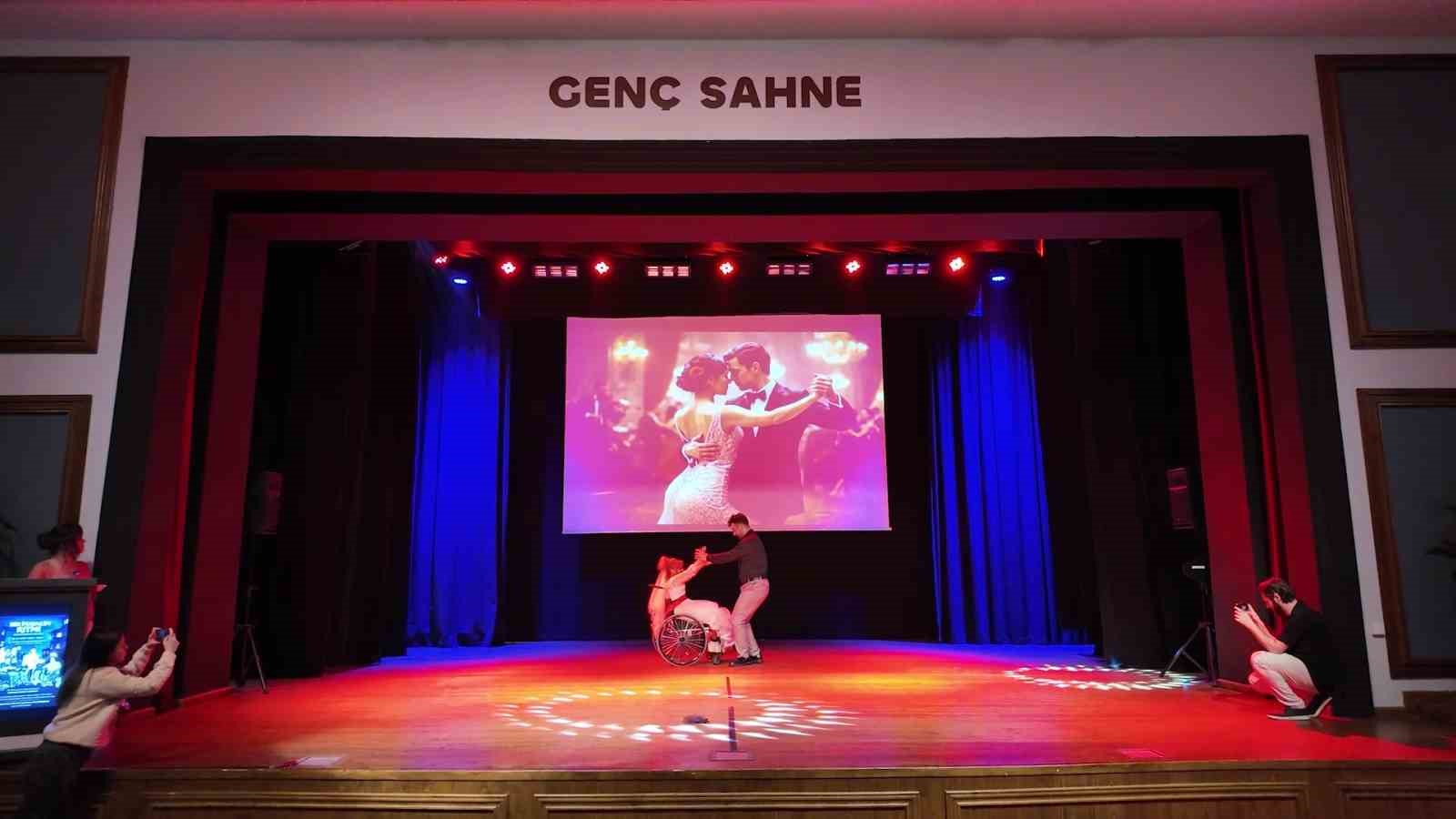 7 ay süren emek, tekerlekli sandalyeli bireylerin dansıyla sahneye taşındı
