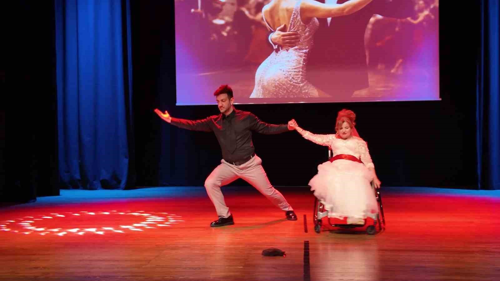 7 ay süren emek, tekerlekli sandalyeli bireylerin dansıyla sahneye taşındı
