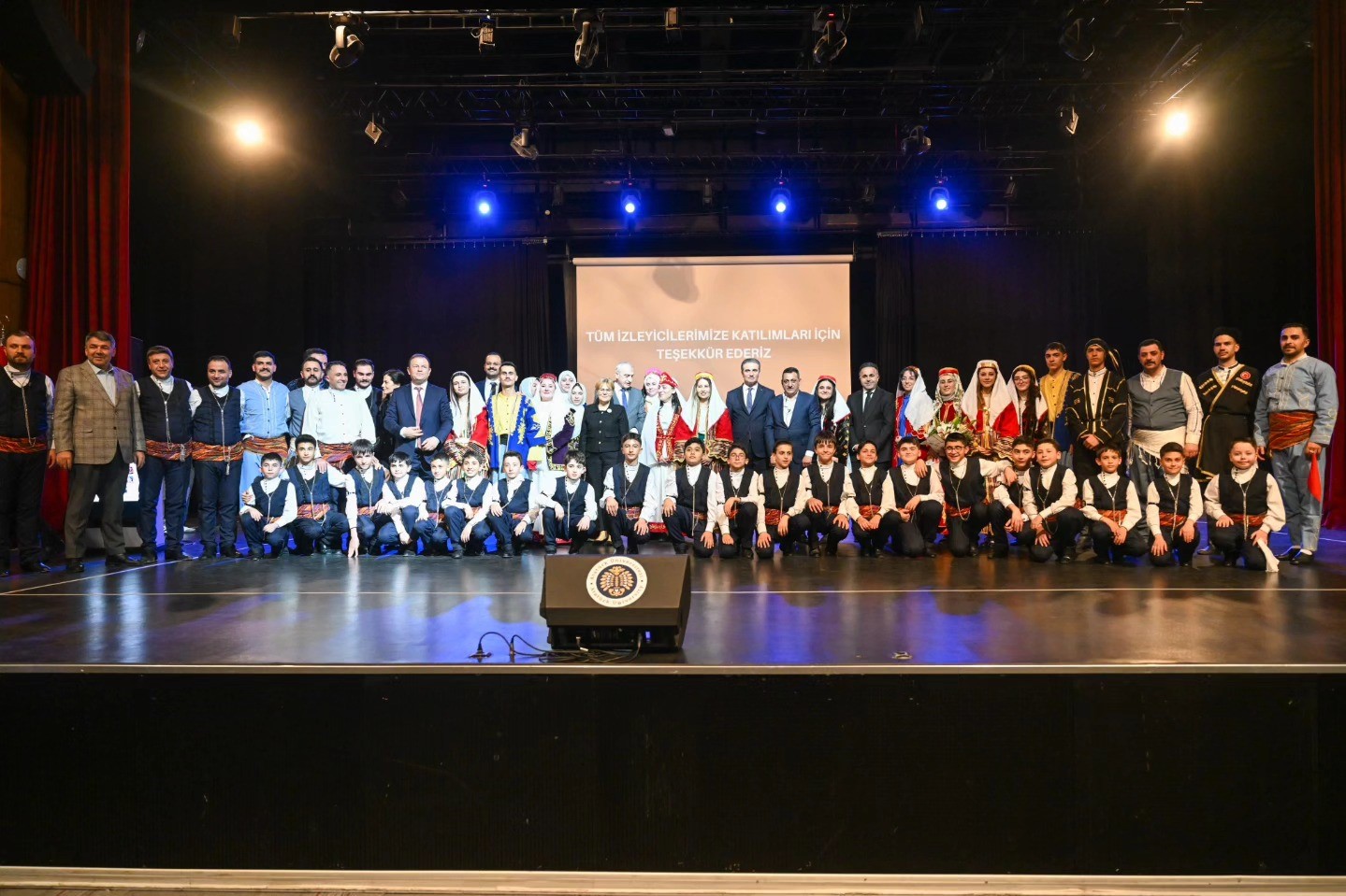 "7 Bölge 7 Renk" ayakta alkışlandı
