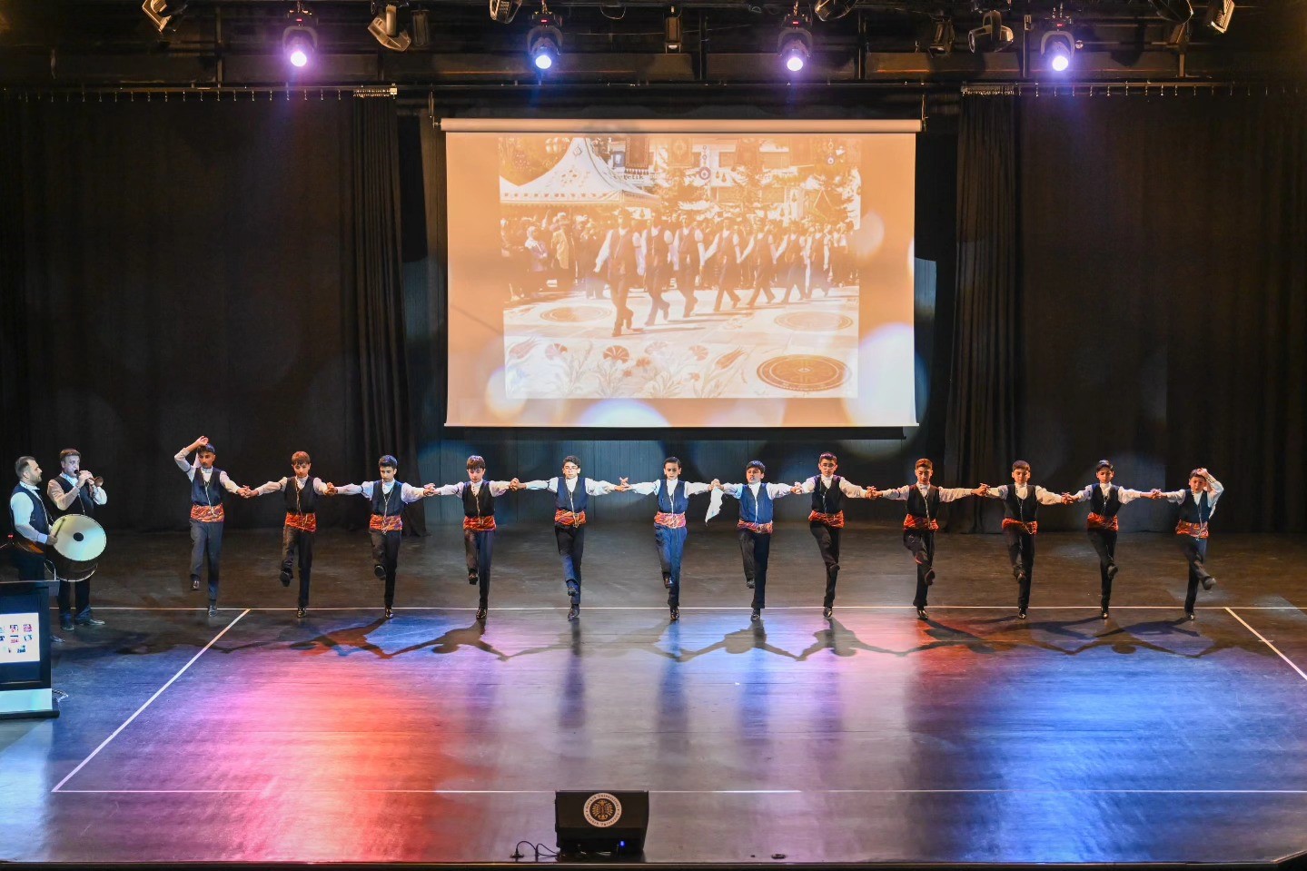 "7 Bölge 7 Renk" ayakta alkışlandı
