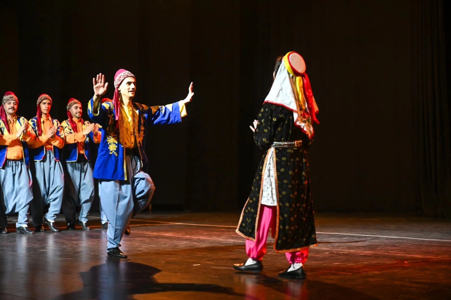 "7 Bölge 7 Renk" ayakta alkışlandı
