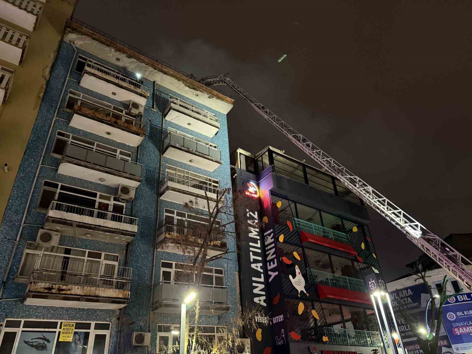 7 katlı binanın çatısında korkutan yangın
