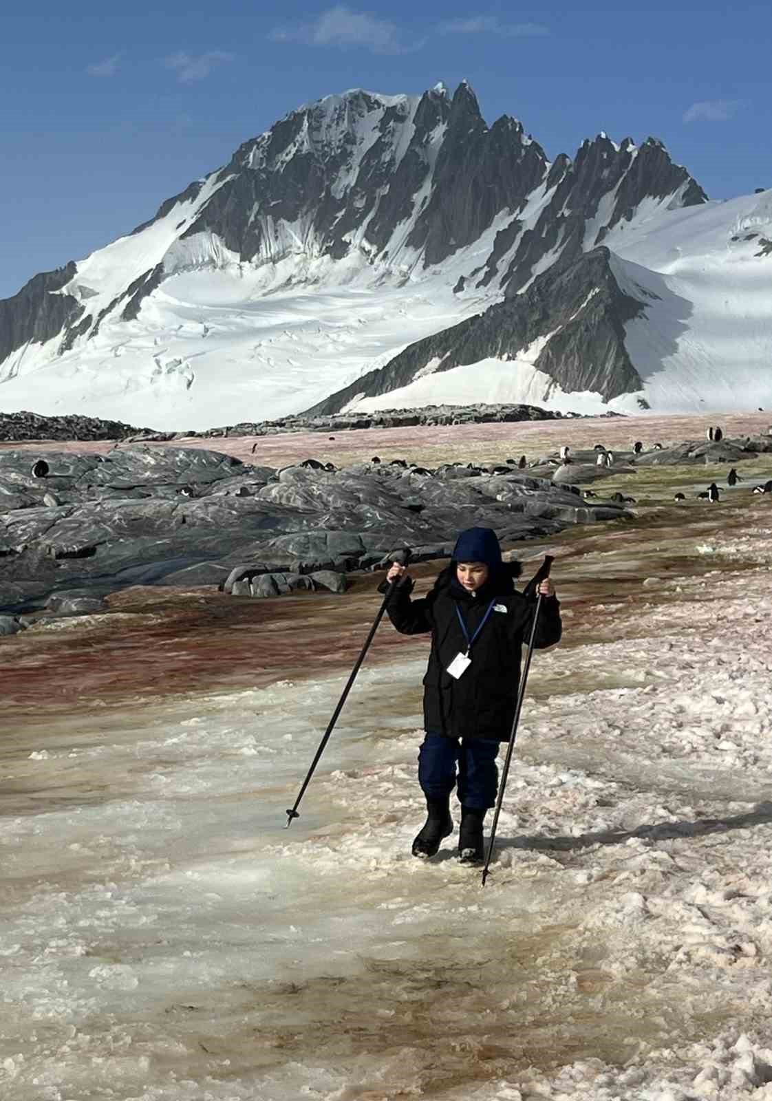 7 yaşındaki Pars, Güney Kutbu’nda Türk bayrağı açtı
