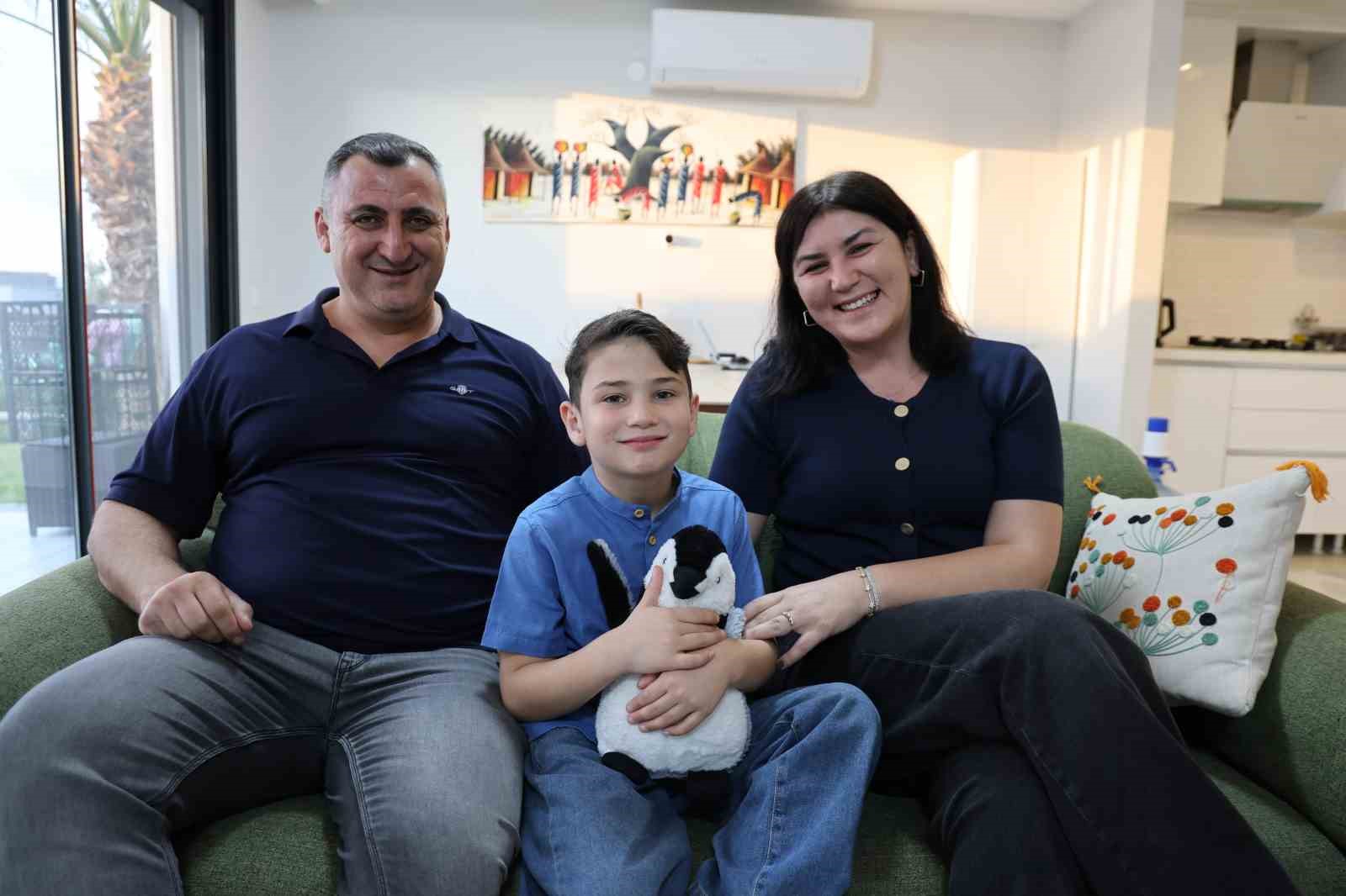 7 yaşındaki Pars, Güney Kutbu’nda Türk bayrağı açtı
