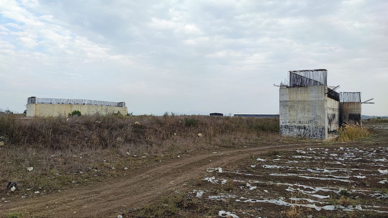 7 yıldır bitmeyen yolun köprü ayakları samanlığa döndü
