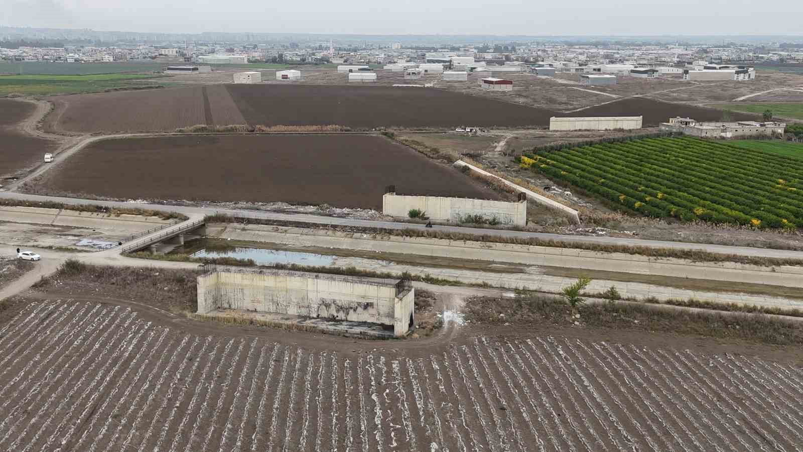 7 yıldır bitmeyen yolun köprü ayakları samanlığa döndü
