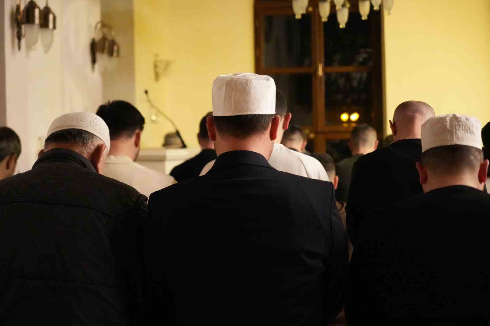 700 yıllık camide ilk teravih namazı kılındı
700 yıllık camide ilk teravih namazı kılındı