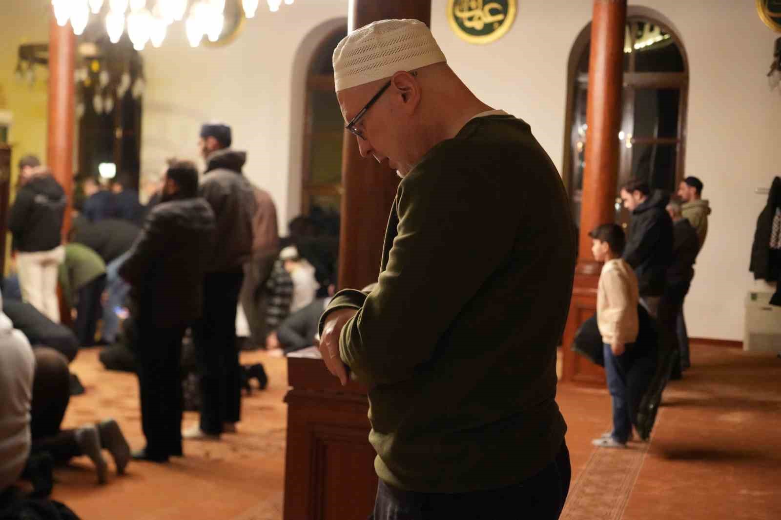 700 yıllık camide ilk teravih namazı kılındı
700 yıllık camide ilk teravih namazı kılındı