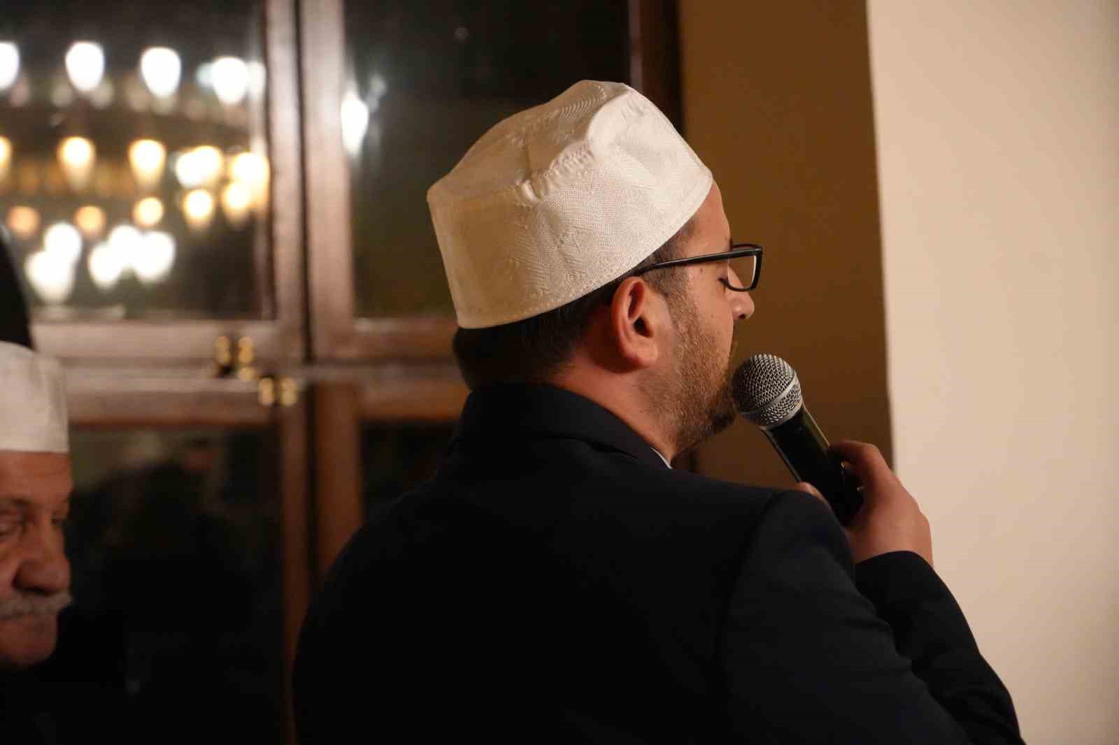 700 yıllık camide ilk teravih namazı kılındı
700 yıllık camide ilk teravih namazı kılındı