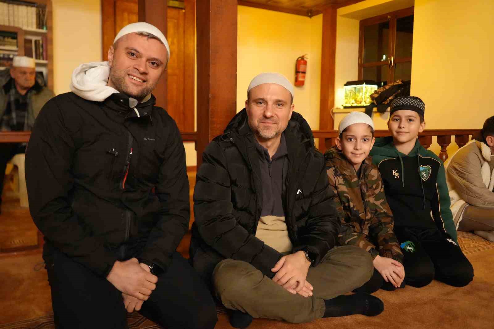 700 yıllık camide ilk teravih namazı kılındı
700 yıllık camide ilk teravih namazı kılındı