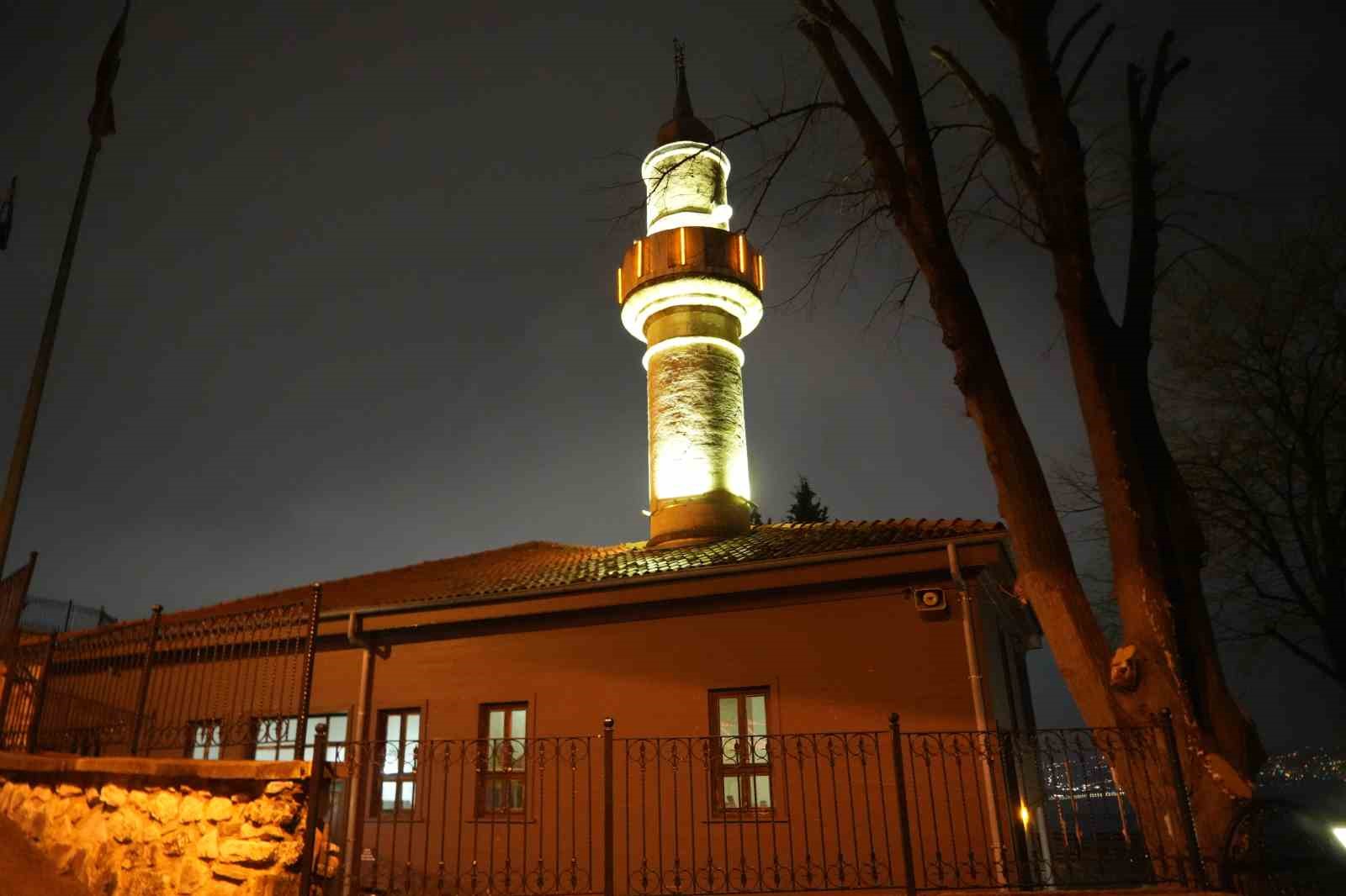 700 yıllık camide ilk teravih namazı kılındı
700 yıllık camide ilk teravih namazı kılındı