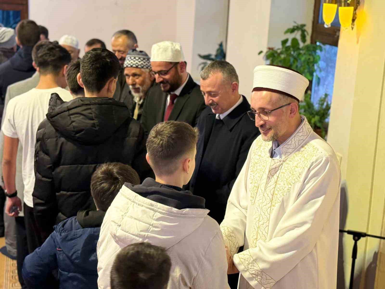 700 yıllık Orhan Camii’nde bayram coşkusu
