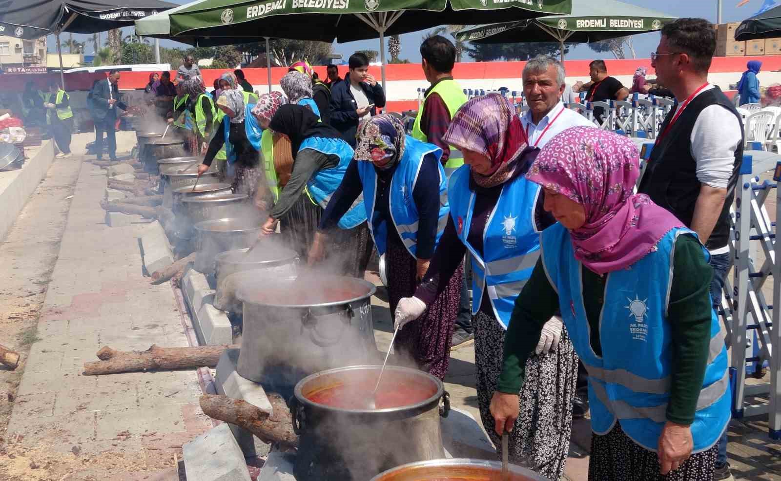 71 mahalleden kadınlar 71 kazanda yemek yaptı, binlerce kişiye ikram etti
