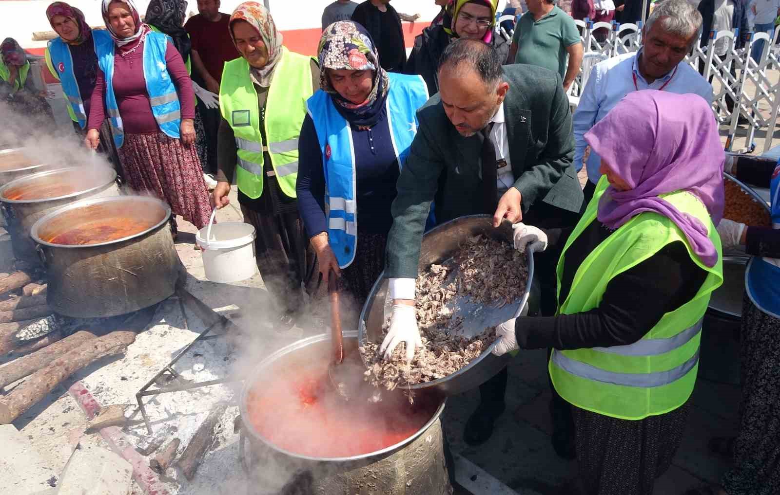 71 mahalleden kadınlar 71 kazanda yemek yaptı, binlerce kişiye ikram etti
