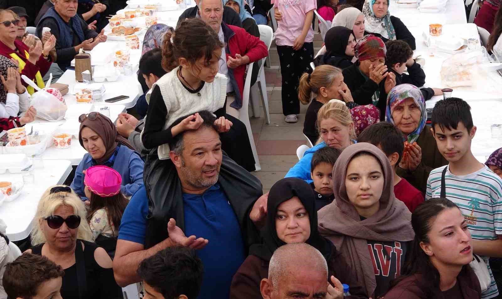 71 mahalleden kadınlar 71 kazanda yemek yaptı, binlerce kişiye ikram etti
