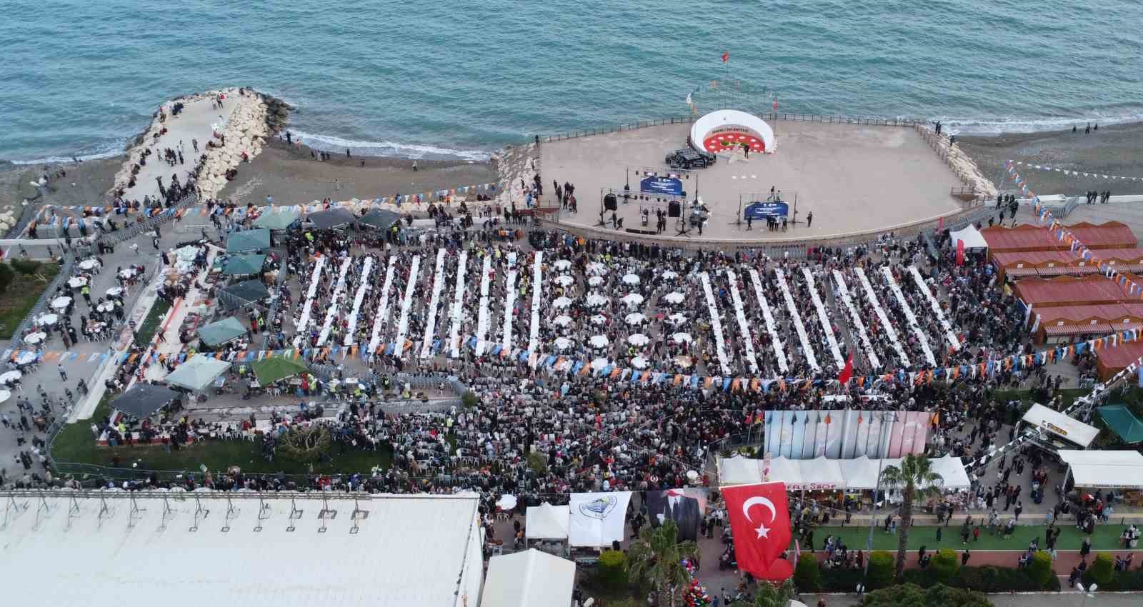 71 mahalleden kadınlar 71 kazanda yemek yaptı, binlerce kişiye ikram etti
