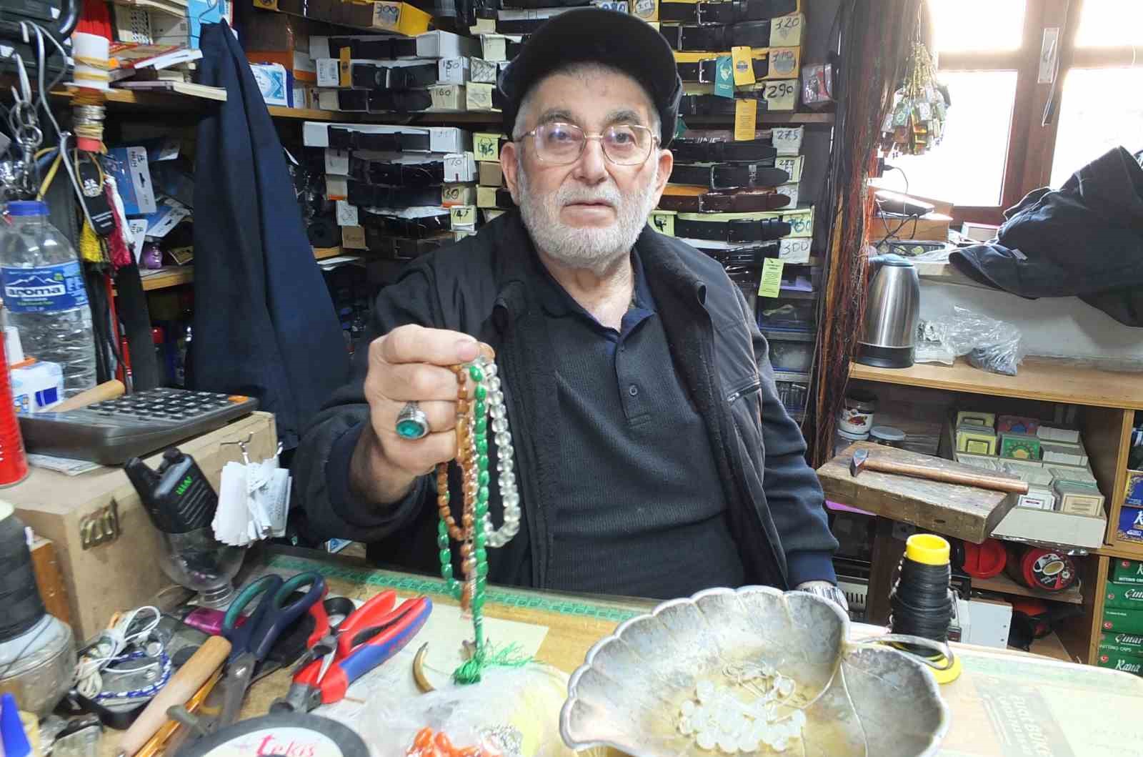 71 yaşındaki Cevat Dede tespih dizerek para kazanıyor
71 yaşındaki Cevat Dede tespih dizerek para kazanıyor