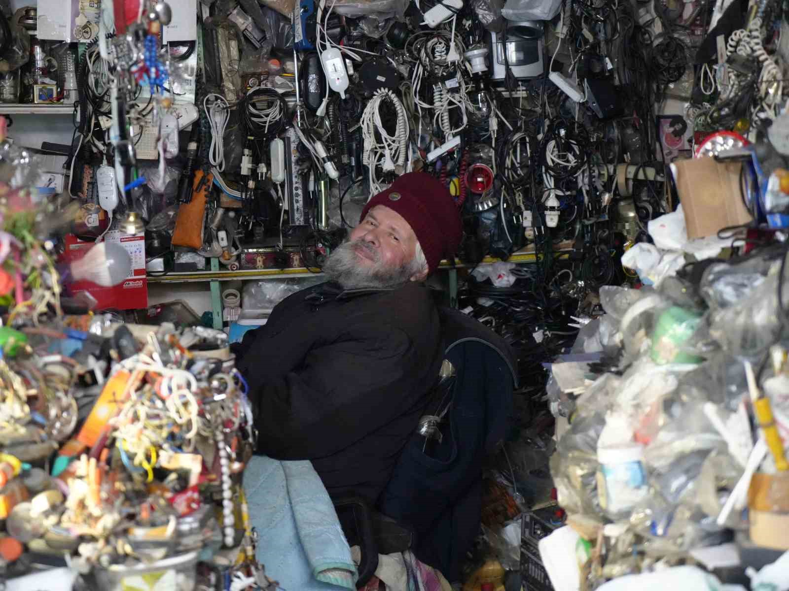 72 yaşındaki elektrik ustası, 25 yıldır biriktirdiği malzemelerle dükkanını adeta müzeye çevirdi
