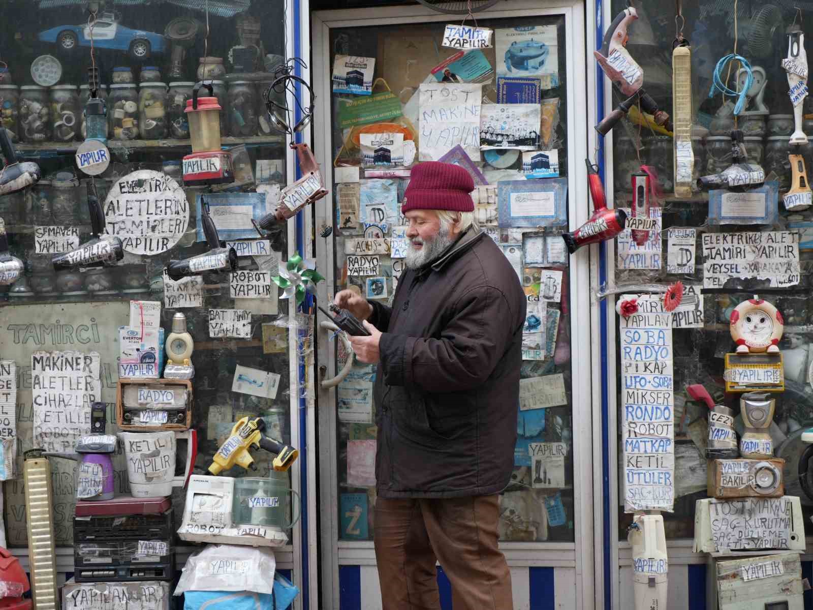 72 yaşındaki elektrik ustası, 25 yıldır biriktirdiği malzemelerle dükkanını adeta müzeye çevirdi
