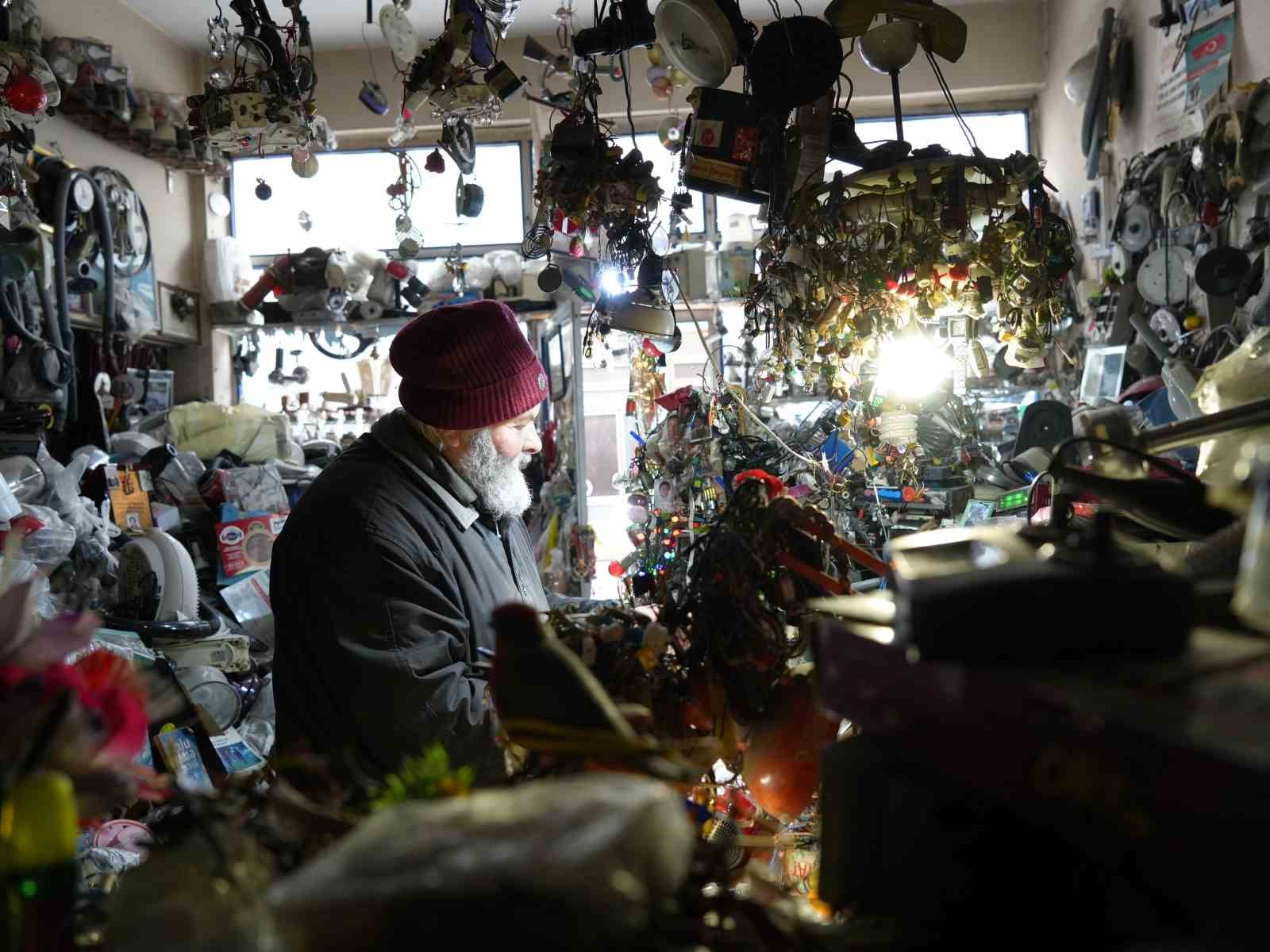 72 yaşındaki elektrik ustası, 25 yıldır biriktirdiği malzemelerle dükkanını adeta müzeye çevirdi
