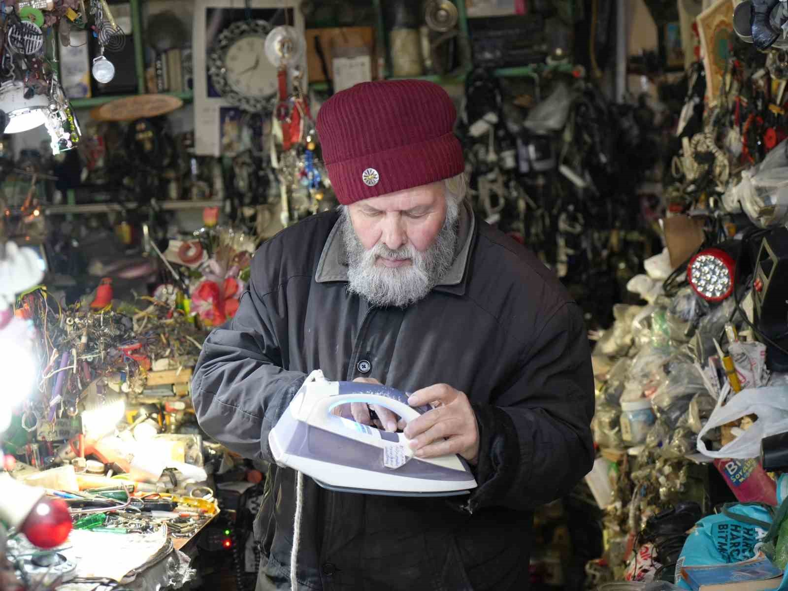 72 yaşındaki elektrik ustası, 25 yıldır biriktirdiği malzemelerle dükkanını adeta müzeye çevirdi
