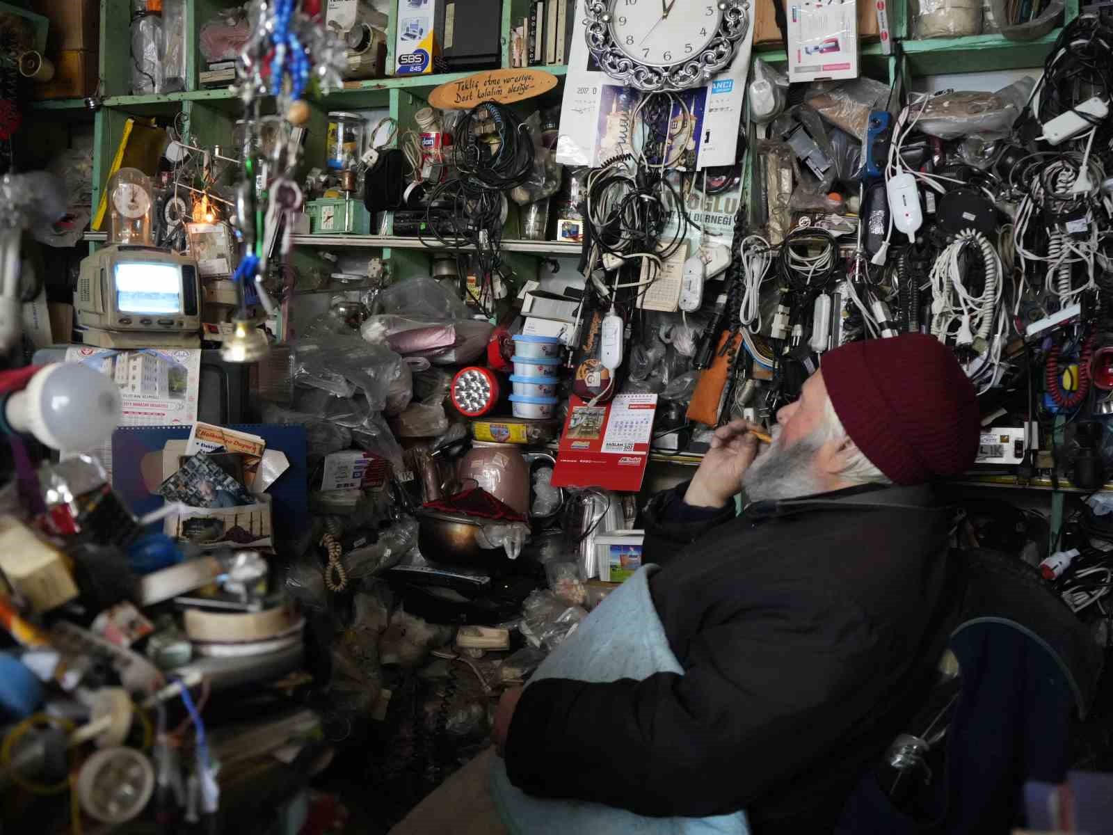 72 yaşındaki elektrik ustası, 25 yıldır biriktirdiği malzemelerle dükkanını adeta müzeye çevirdi
