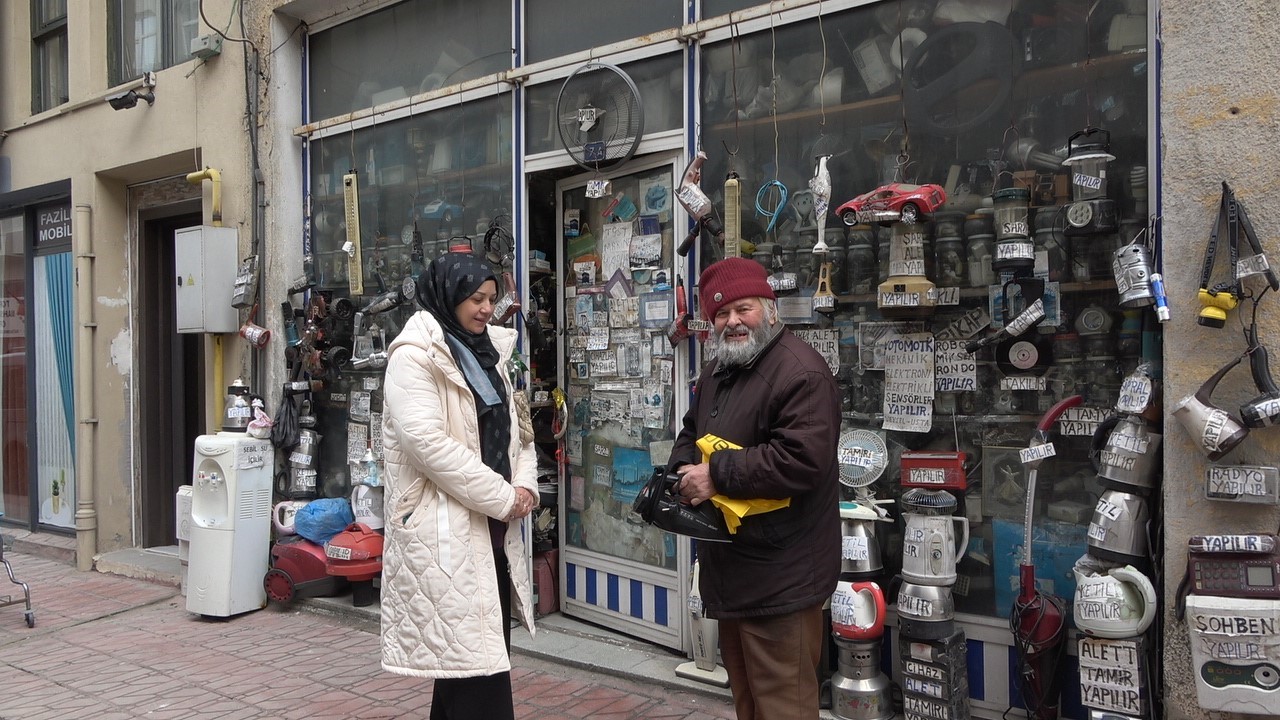 72 yaşındaki elektrik ustası, 25 yıldır biriktirdiği malzemelerle dükkanını adeta müzeye çevirdi
