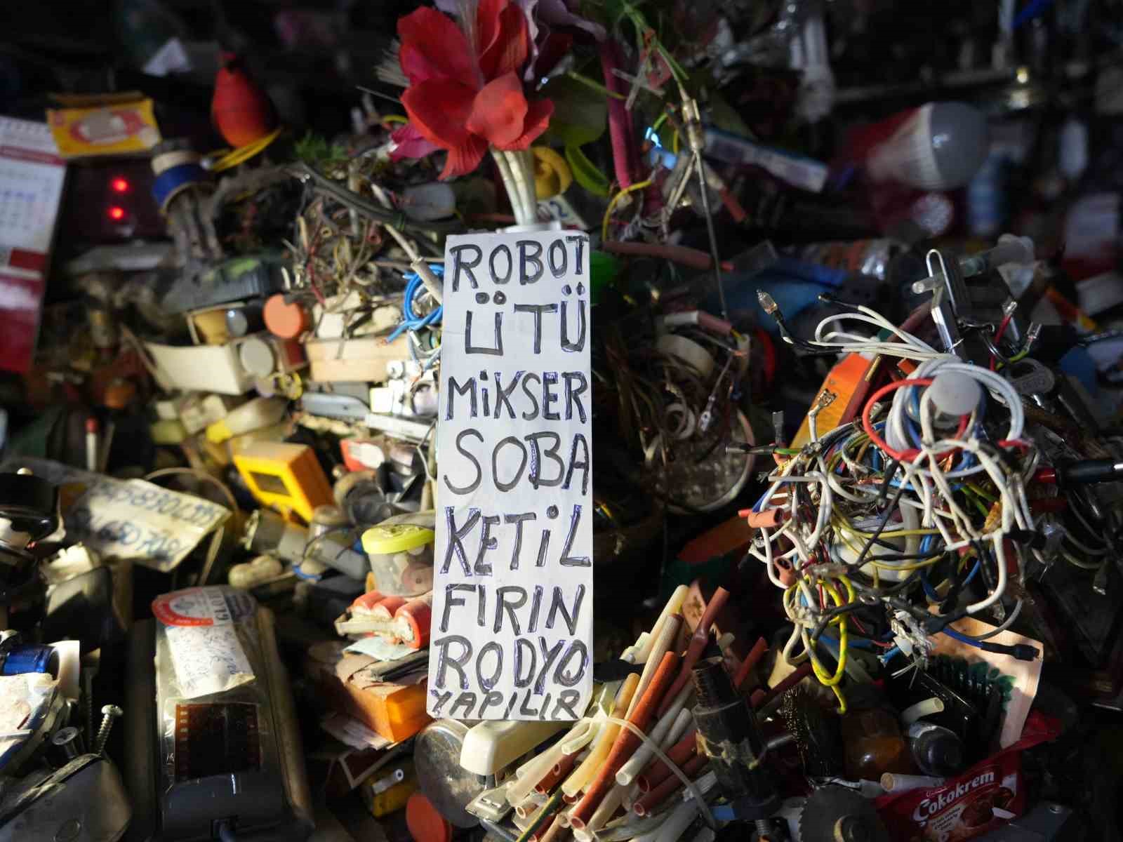 72 yaşındaki elektrik ustası, 25 yıldır biriktirdiği malzemelerle dükkanını adeta müzeye çevirdi
