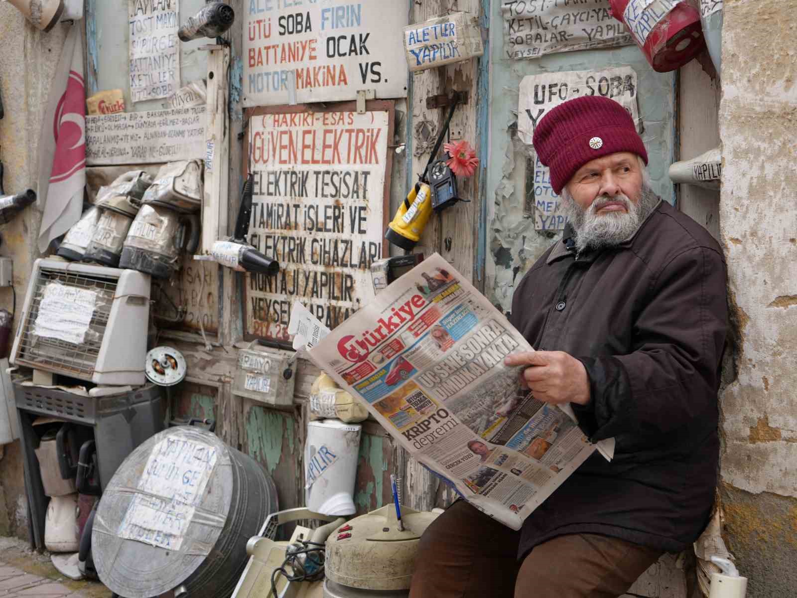 72 yaşındaki elektrik ustası, 25 yıldır biriktirdiği malzemelerle dükkanını adeta müzeye çevirdi
