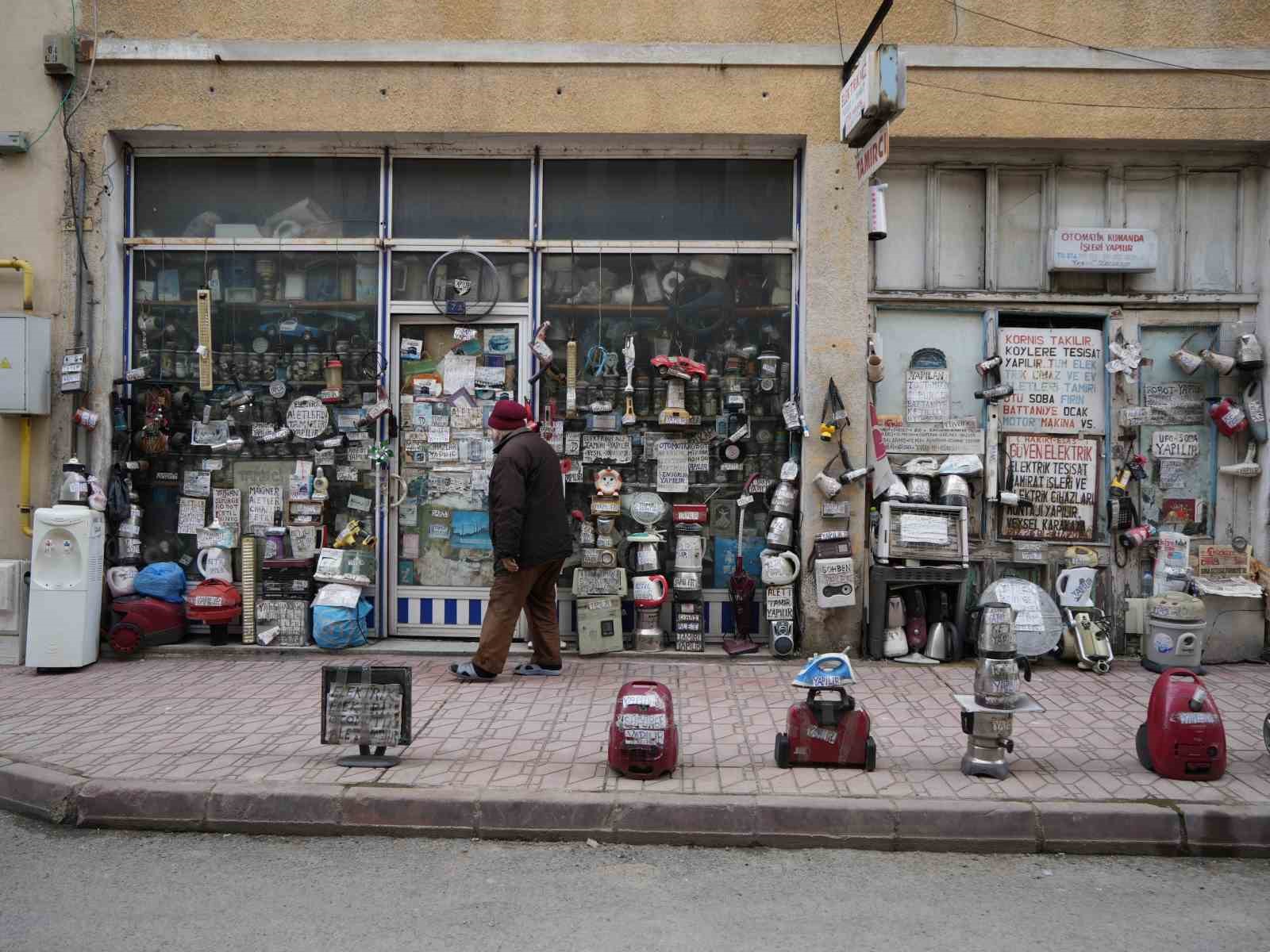 72 yaşındaki elektrik ustası, 25 yıldır biriktirdiği malzemelerle dükkanını adeta müzeye çevirdi

