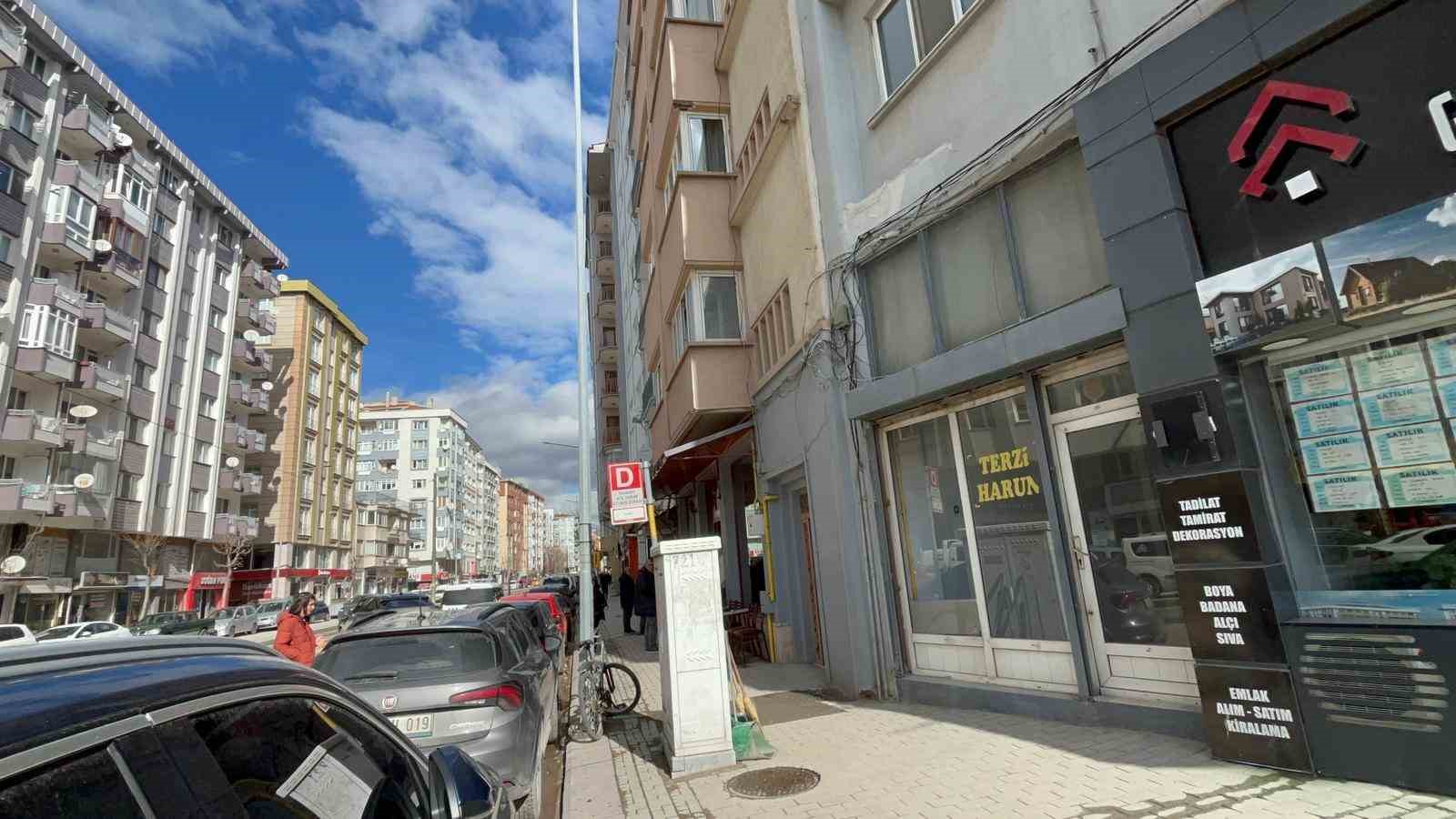 74 yaşındaki adam çöp evde ölü bulundu
