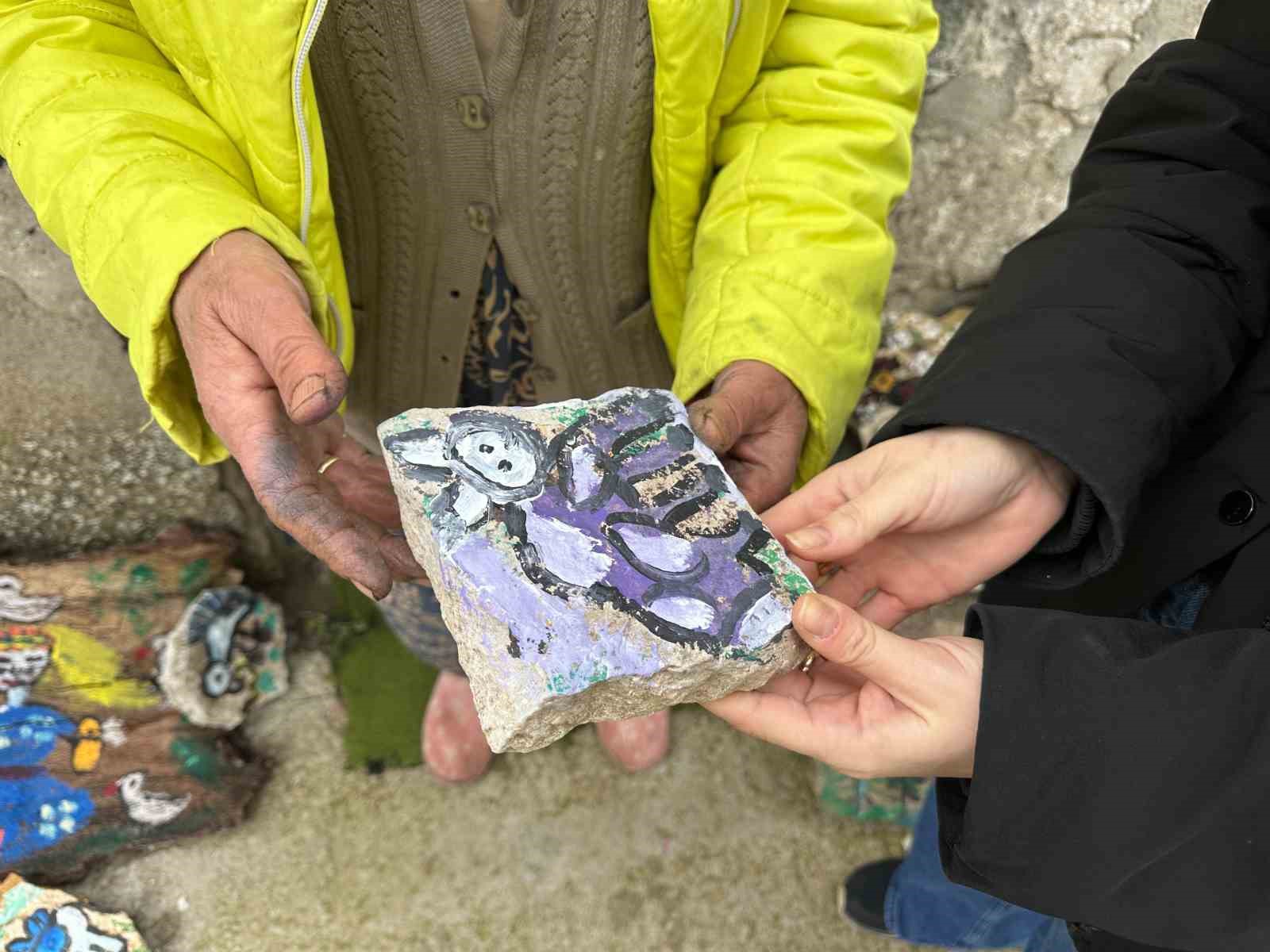 74 yaşındaki Hakime teyzenin resim tutkusu
