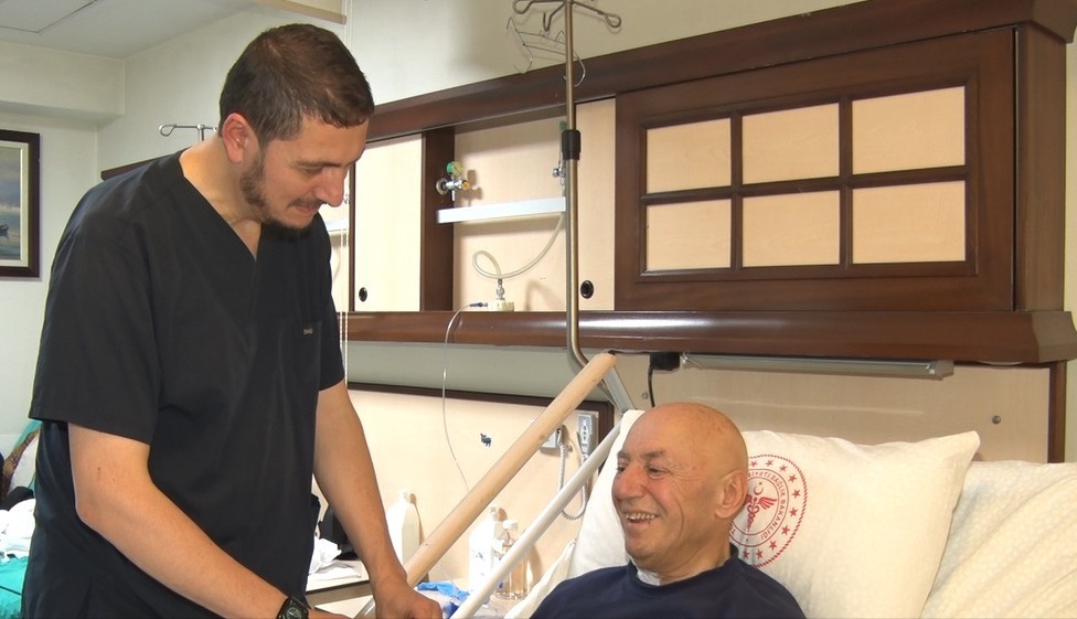 75 yaşında ‘minimal invaziv’ yöntemiyle bypass olan hastaya doktorlardan mesaj: "Bu seni 40 sene götürür"
