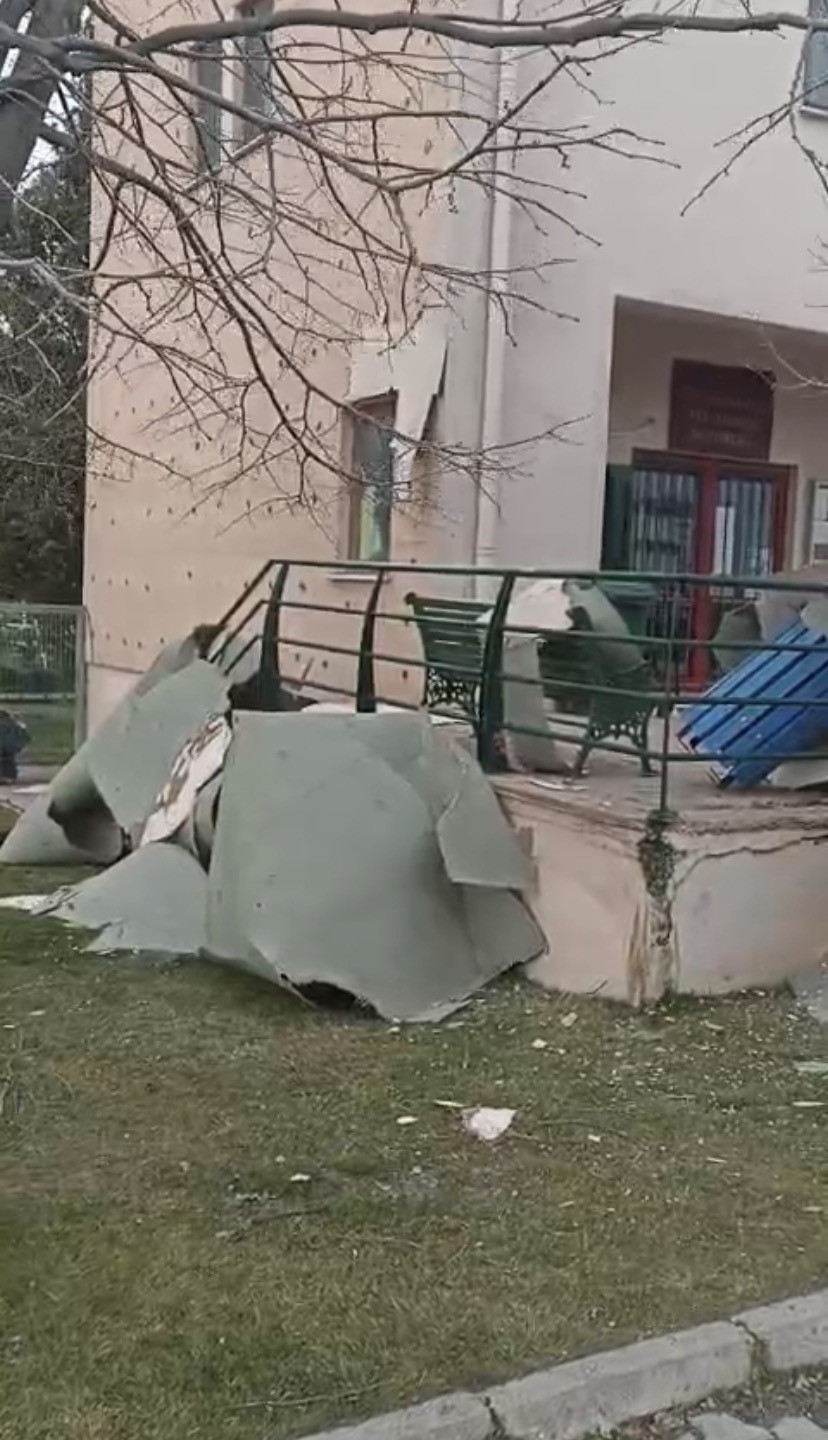 75. Yıl Mahallesi fırtınadan olumsuz etkilendi
