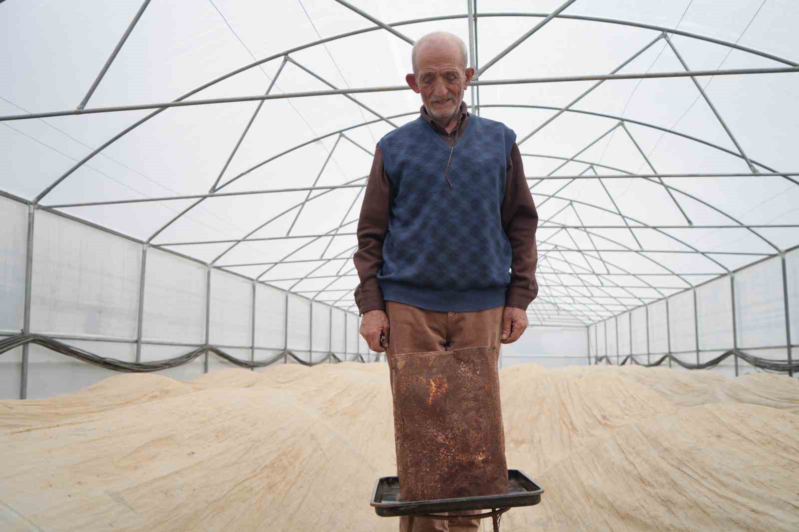 76 yaşındaki Bayburtlu üretici ata tohumları için zirai don nöbetinde
76 yaşındaki Bayburtlu üretici ata tohumları için zirai don nöbetinde