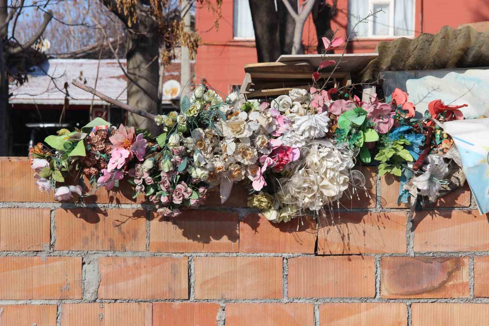 79 yaşındaki adamın bayrak hassasiyeti: Atık toplarken bulduğu bayrakları evinin duvarına asıyor
