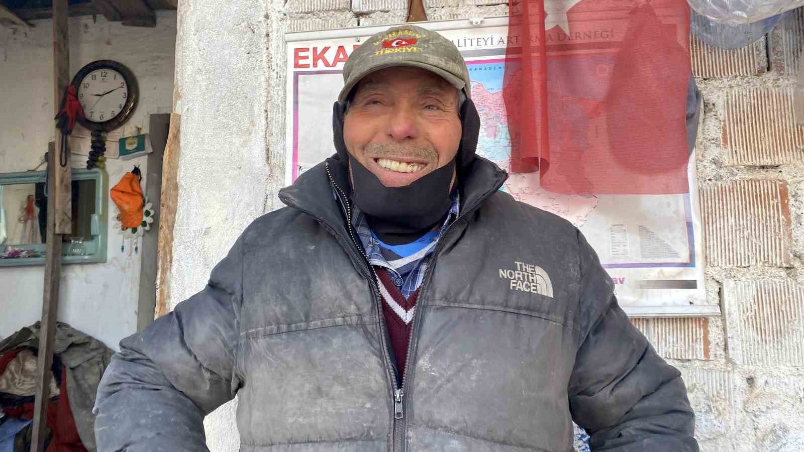 79 yaşındaki adamın bayrak hassasiyeti: Atık toplarken bulduğu bayrakları evinin duvarına asıyor
