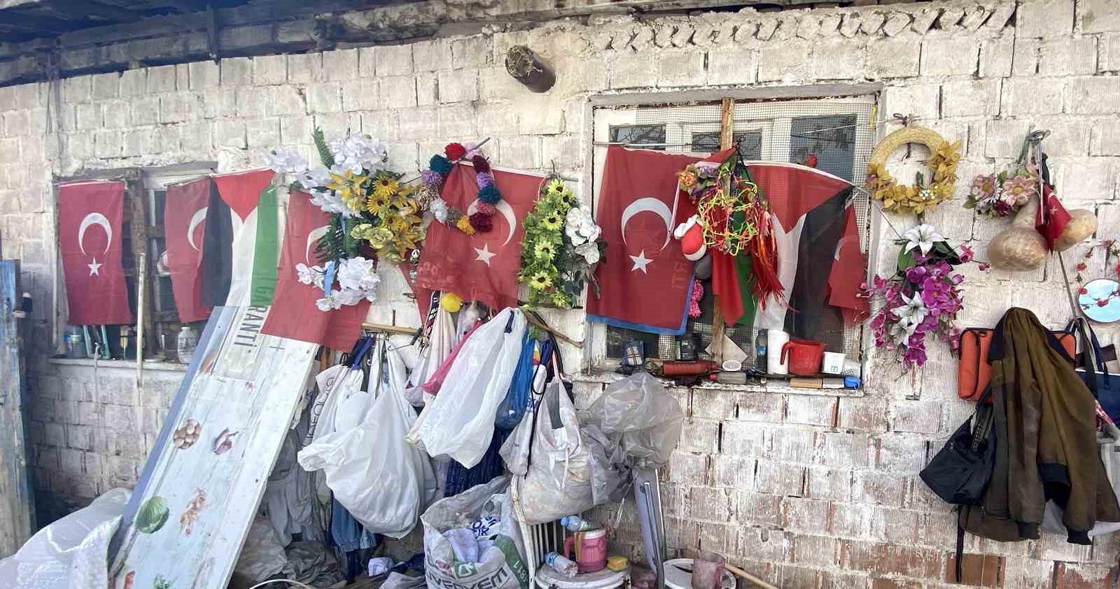 79 yaşındaki adamın bayrak hassasiyeti: Atık toplarken bulduğu bayrakları evinin duvarına asıyor

