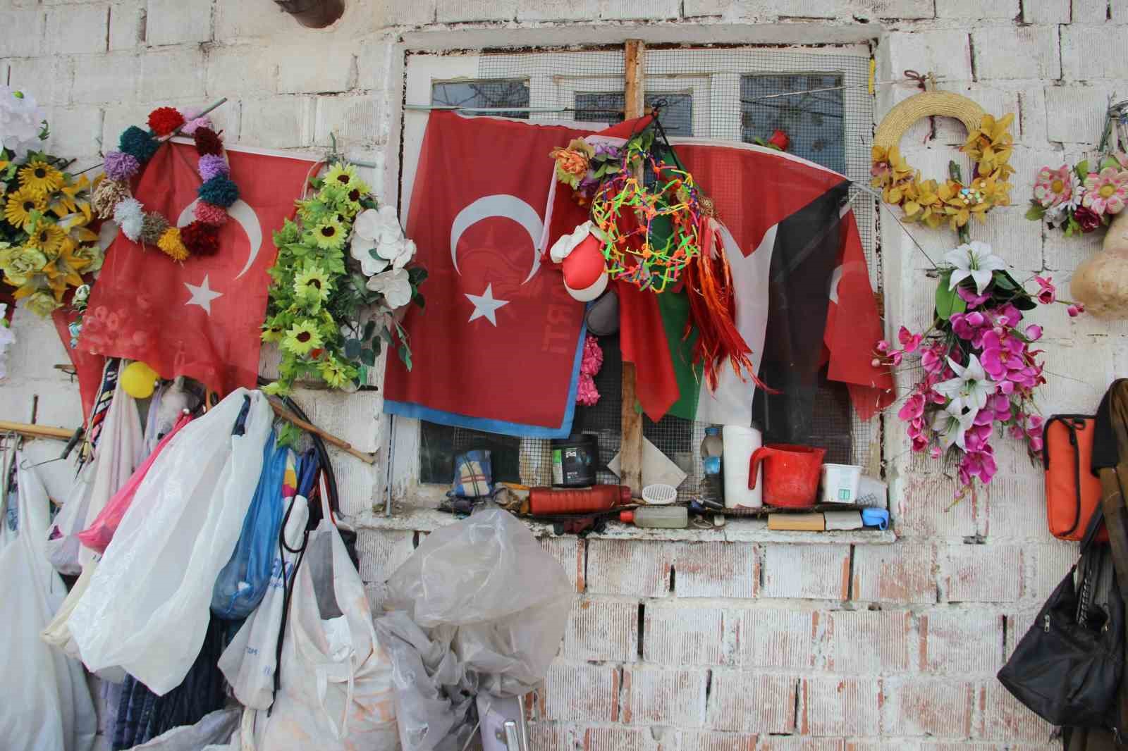 79 yaşındaki adamın bayrak hassasiyeti: Atık toplarken bulduğu bayrakları evinin duvarına asıyor
