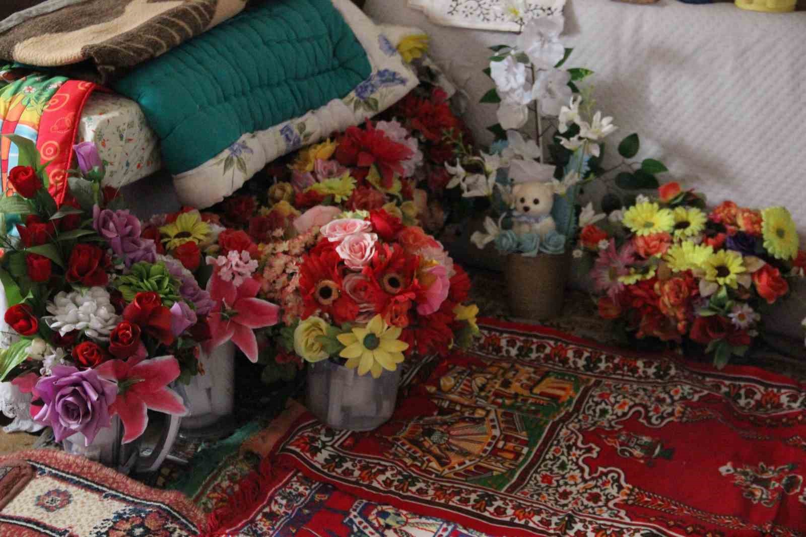 79 yaşındaki adamın bayrak hassasiyeti: Atık toplarken bulduğu bayrakları evinin duvarına asıyor
