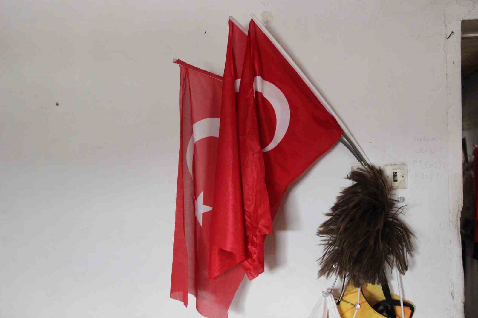 79 yaşındaki adamın bayrak hassasiyeti: Atık toplarken bulduğu bayrakları evinin duvarına asıyor
